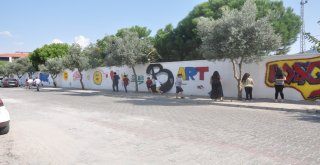 Siyasi Yazı Bulunan Duvarlara Gençler Çiçek Açtırdı