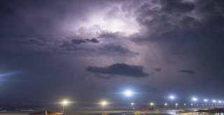 Şimşekler Gökyüzünü Böyle Aydınlattı