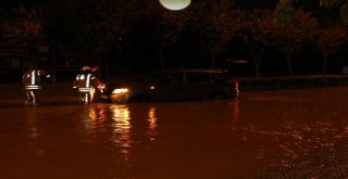 İstanbulda Araçlar Yağmur Sularında Mahsur Kaldı