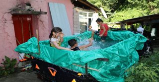 Denizi Tehlikeli Bulan Baba Çocuklarına Kamyonet Kasasında Havuz Yaptı