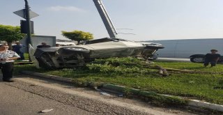 Elektrik Direğine Çarpan Otomobil Kağıt Gibi Yırtıldı