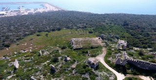 Akkale Ören Yerindeki Kazılarda Mezar Anıtı Açığa Çıkarıldı