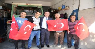 Başkan Taşçı, Türk Bayrağı Dağıttı