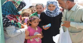 Suriyede Savaşta Annelerini Kaybeden Çocukların Saçlarına İlk Kez Örgü Yapıldı