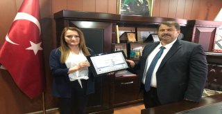 Turan, Ulusal Kalite Etiketi Almaya Hak Kazanan Öğretmene Ödülünü Verdi