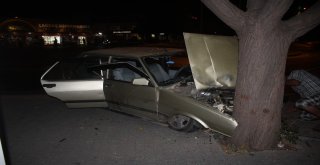 Kontrolden Çıkan Otomobil Önce Ağaca Sonra Yayaya Çarptı: 3 Yaralı