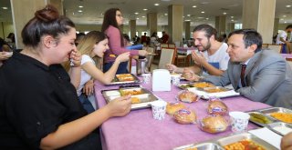 Erü Rektörü Çalış, Rektör Olarak Yemekhanedeki İlk Yemeğini Öğrencilerle Birlikte Yedi