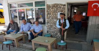Müşterilerini Kaval Çalarak Karşılıyor, Yöresel Kıyafetiyle Çay Servisi Yapıyor