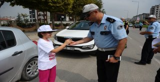 Trafikte Hatalı Anne-Babalara Kırmızı Düdük