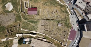 (Özel Haber) Bitlis Kalesinde Osmanlı Dönemine Ait Mezar Bulundu