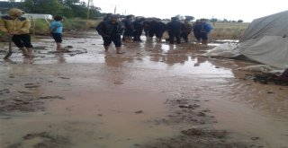 Gümüşhacıköyde Tarım İşçilerinin Çadırlarını Su Bastı