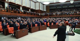 Cumhurbaşkanı Recep Tayyip Erdoğan, Yemin Etmek İçin Genel Kurul Salonuna Geldi. Cumhurbaşkanı Erdoğanın Yemin Etmesiyle Cumhurbaşkanlığı Hükümet Sistemine Resmen Bugün Geçilecek.