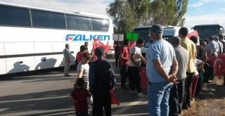Akü Geri Dönüşüm Tesisine Karşı Çıkan Köylüler Yol Kapattı
