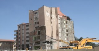 Eski Devlet Hastanesi Binası Saniyeler İçinde Tamamen Yıkıldı