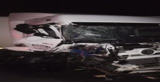 Seyir Halindeki Tır, Yol Kenarındaki Tıra Çarptı, Ortalık Savaş Alanına Döndü