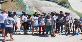 (Özel) Terörden Uzaklaşan Çocuklar Sıcak Havada Kayak Keyfi Yaşıyor