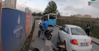 (Özel) İstanbulda Otobüs Şoförünün Kendisine Çarpan Motosikletli Gence Şefkati Kamerada