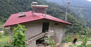 12 Yıldır Kaldırtamadığı Elektrik Direğini Çatının İçerisinden Geçirdi