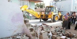 Yaşlı Kadının Yolun İçinde Kalan Evini Yıkıp Yenisini Yaptılar