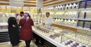 Kuyumcuyu Yardımcısı Dolandırdı