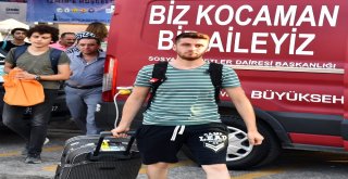 Üniversiteli Gençlere İzmir Otogarında Sıcak Karşılama