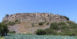 Ayağı Kayan Genç, 30 Metre Yükseklikten Kayalıklara Çakıldı