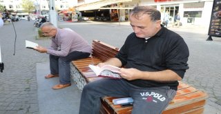 Rizede Yazarlar Sokakta Kitap Dağıttı