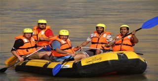 Tarihi İlçede, Vali İle Birlikte Araplar Rafting Yaptı