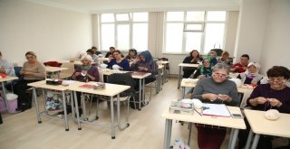 Halk Üniversitesi Bursayı Sarıyor