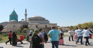 Binlerce Yerli Yabancı Turist Mevlana Hazretlerinin Türbesine Akın Etti