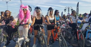 Süslü Kadınlar Egzoz Gazına Karşı Pedalladı