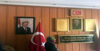 Ispartada Seçim Günü Cumhurbaşkanı Erdoğanın Okuldaki Portresinin İndirilmeye Çalışıldığı İddiası
