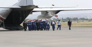 Eşinin Ve Oğlunun Tabutunu Gözyaşlarıyla Uğurladı