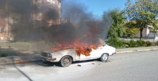 Erzincanda Park Halindeki Otomobil Yandı