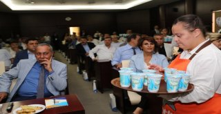 Mutlu Kafe Çalışanları Ticaret Odası Meclis Toplantısına Renk Kattı