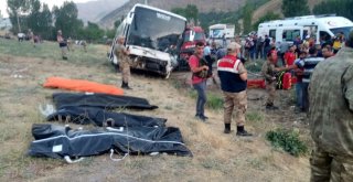 Ak Parti Üyelerini Taşıyan Otobüsle Otomobil Çarpıştı: 4 Ölü, 13 Yaralı