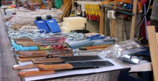 Harita Mühendisi, Dedesine Yardım İçin Bıçak Biliyor