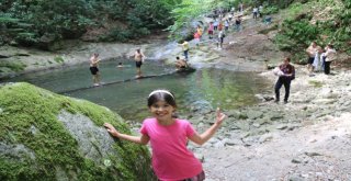 Kayalıdere Şelaleleri Ziyaretçi Akınına Uğruyor