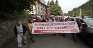 Rizenin Çamlıhemşin İlçesinde Vatandaşlar Kaymakamlarının Gitmemesi İçin Toplandılar