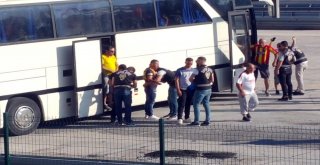 Göztepe Taraftarları Polis Eşliğinde Stada Gönderildi