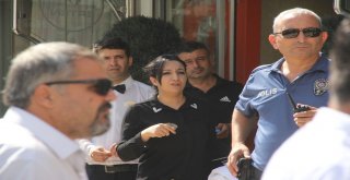 Çarşaflı Önleme Rağmen Meyve Suyu İçip Simit Yiyerek İzledi