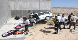 Otomobil Köprülü Kavşağın Beton Ayağına Çarptı: 2 Ölü, 4 Yaralı