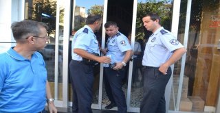 Camda Sıkışan Güvercin Kurtarıldı