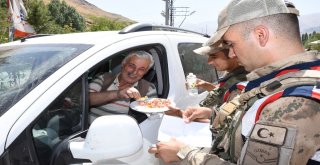 Jandarma Vatandaşlarla Bayramlaştı