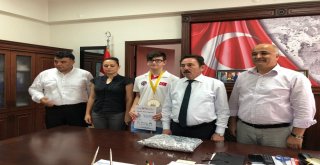 Kaymakam Eskioğlu, Şampiyon Öğrenciyi Ödüllendirdi