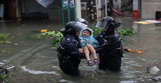 Çini Vuran Mangkhut Tayfununda Bilanço Artıyor: 4 Ölü, 200 Yaralı