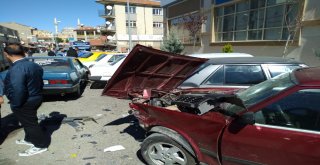 Sürücüsü Direksiyon Hakimiyetini Kaybeden Otomobil 7 Araca Çarptı: 3 Yaralı