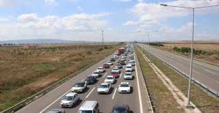 Tatilciler 35 Kilometrelik Araç Kuyruğu Oluşturdu