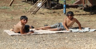 Çocukları Sıcaktan Bunalan Baba Römorku Havuza Çevirdi