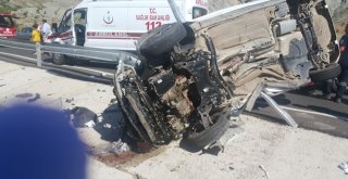 Otomobil Bariyerlere Çarptı: 1 Ölü, 3 Yaralı
